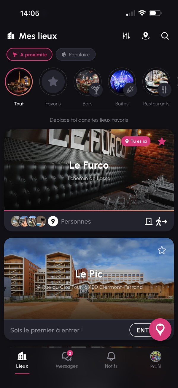 Écran « Mes lieux » de l'app Heezy : les lieux à proximité et le nombre de personnes présentes sur place